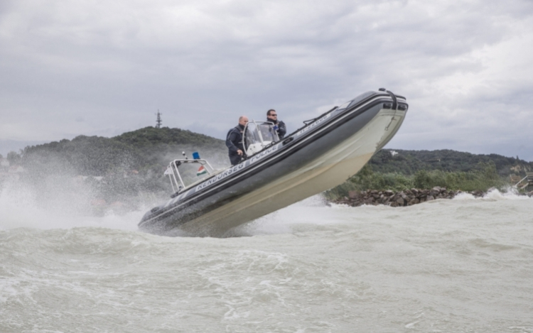 Sokakat kellett kimenteni a Balatonból