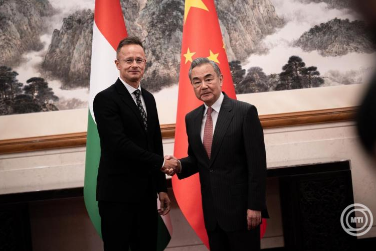 A kínai győzelem napján vett részt Szijjártó Péter