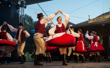 Magyar táncokkal és tűzijátékkal ért véget a Királyi Napok