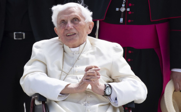 Vatikáni szóvivő: súlyos, de stabil XVI. Benedek állapota
