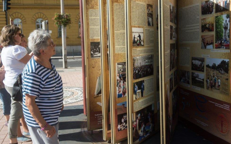 Lapozható óriáskönyvből tanulhatjuk a reformációt a Jávor Ottó téren