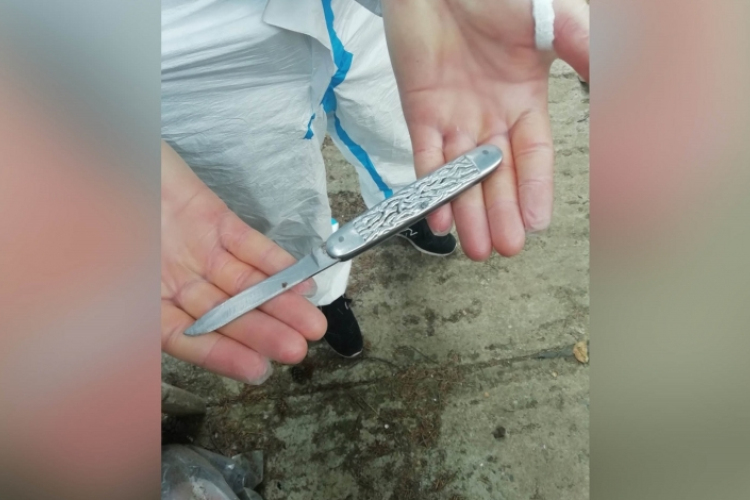 Késsel követelte a taxis telefonját és pénzét