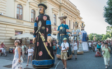 Az augusztusi koronázási ünnepi játékokra készültek az óriásbábok a belvárosban