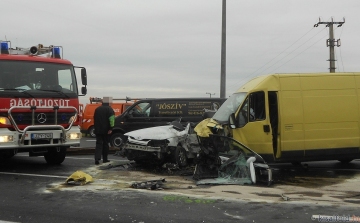 Kisbusszal ütközött egy autó Lébénynél, a sofőr meghalt