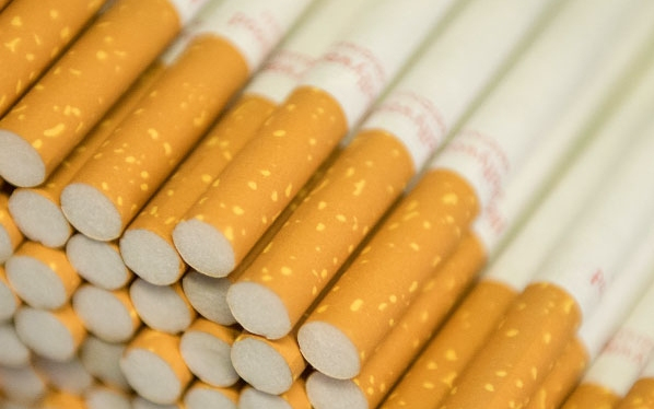 Húszmilliós cigarettaszállítmányt rejtegetett egy nő Esztergomban