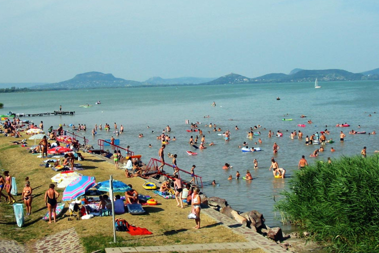 Idén 33 balatoni strand kapta meg a Kék Hullám Zászló minősítést
