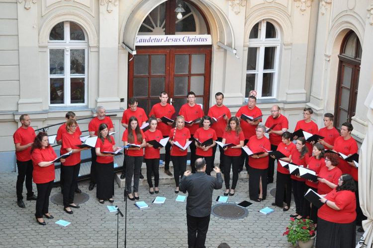 Nyáresti kórusmuzsika hangjai töltötték be a Liszt Ferenc utcát