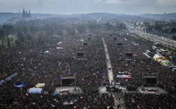 Óriási tüntetést tartottak Prágában a Babis-kormány ellen