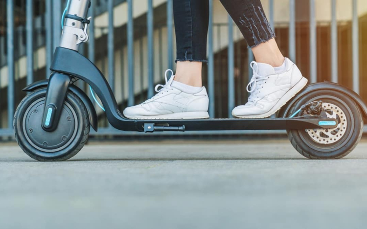 Már százezren rollereznek a magyar utakon a Jövő Mobilitása Szövetség adatai szerint