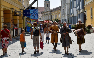 Táncok a nagyvilágból, középkori forgatag, koronázás és könnyűzenei koncertek