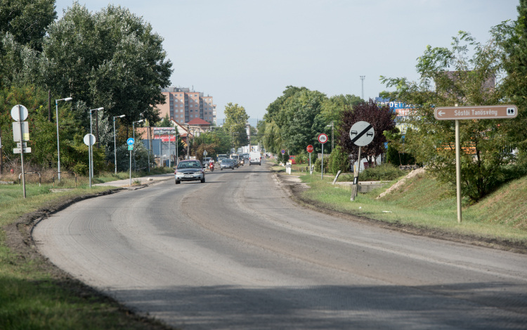 Elkezdődött a felújítás a Sárkeresztúri, a Balatoni és a Kőrösi úton