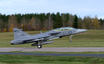 Biztonsági okokból Debrecenben szállt le egy Gripen vadászgép