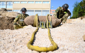 Hatástalanították az óriási bombát Veszprémban - Fotók